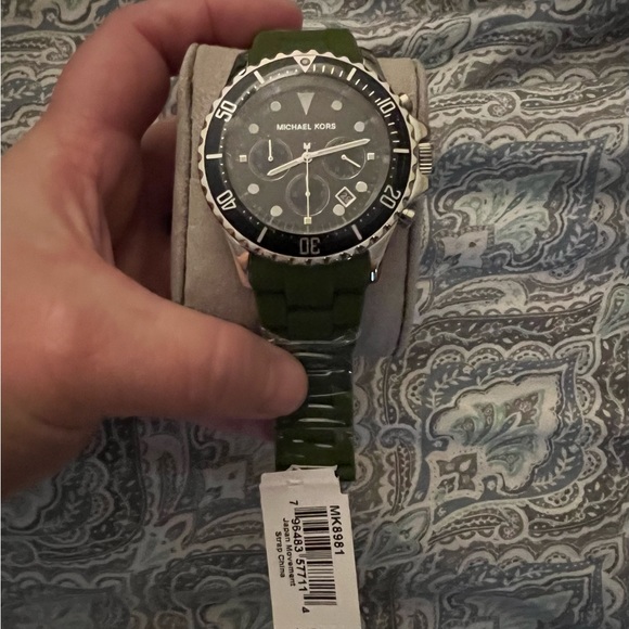 New with tag. Micheal Kors watch. Green and silver band - Picture 2 of 3